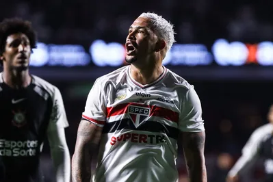 Imagem ilustrativa da imagem São Paulo derrota Corinthians com show de Luciano