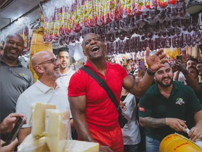 Imagem ilustrativa da imagem Terry Crews volta ao Mercadão de SP e canta com fãs