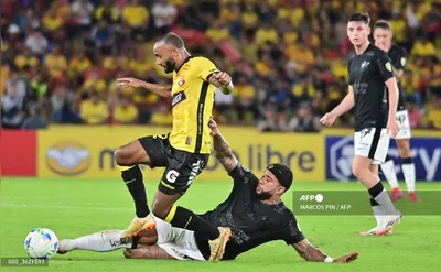 Barcelona's Brazilian midfielder #22 Leonai Souza (top) and Corinthians' Dutch forward #10 Memphis Depay fight for the ball during the Copa Libertadores qualification third-round first-leg football match between Ecuador's Barcelona and Brazil's Corinthians at the Monumental Banco Pichincha Stadium in Guayaquil, Ecuador, on March 5, 2025. (Photo by MARCOS PIN / AFP)