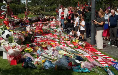 Torcedores do Liverpool prestam homenagens com flores em um memorial em Anfield, em Liverpool, após a morte do atacante português Diogo Jota. O jogador e seu irmão, André Felipe, também atleta, morreram em um acidente de carro na província de Zamora, na Espanha