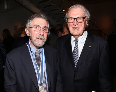 O economista Paul Krugman ao lado do advogado William vanden Heuvel: “Note que Trump mal finge que há uma justificativa econômica para sua ação. É sobre punir o Brasil por julgar Jair Bolsonaro”, diz Krugman