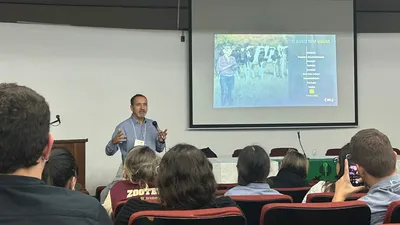 Imagem ilustrativa da imagem UEL recebe diretor da JBS para debater surto de gripe aviária no