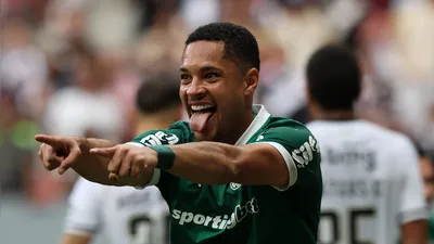 Imagem ilustrativa da imagem Vitor Roque valoriza elenco do Palmeiras após primeiro gol