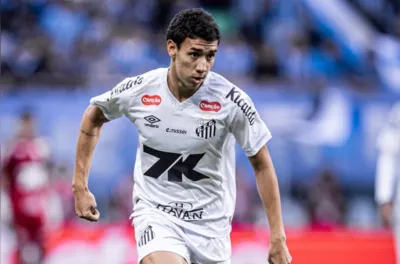 Imagem ilustrativa da imagem Volante comemora renovação no Santos e chance de jogar com Neymar