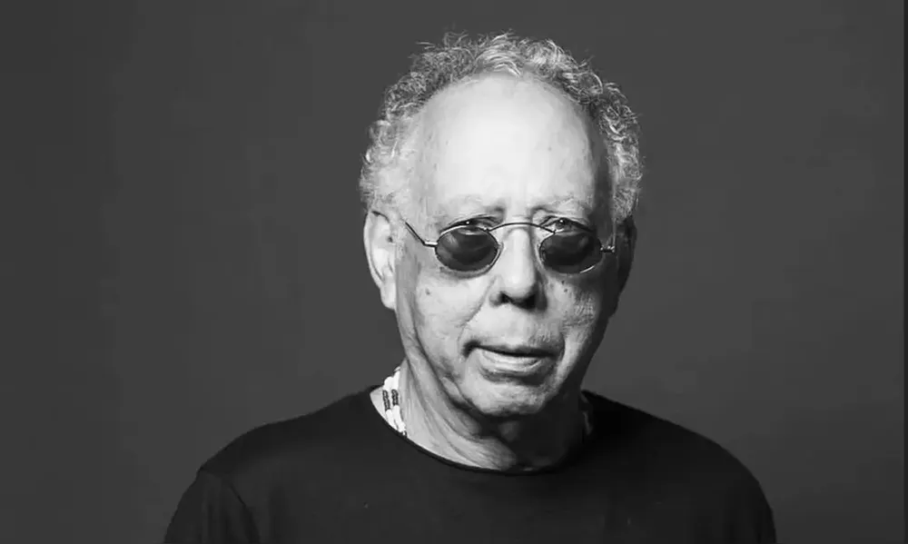 Nascido  Jards Anet da Silva, ele ganhou o apelido "Macalé", considerado o pior de jogador de futebol do Botafogo