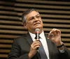 Dino suspende trecho que libera emendas do orçamento secreto