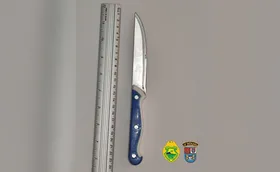Adolescente com faca ameaça aluno e tenta render professor