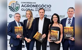 Apresentadora comanda talk show em Congresso do Agronegócio