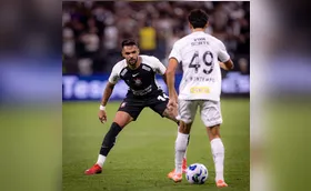 Brasileiro volta com clássicos e líder isolado