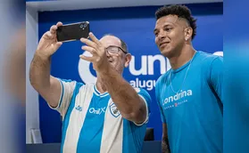 Londrina é recebido por torcedores no aeroporto após vitória
