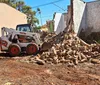 Casa em estado de abandono é demolida em Ibiporã