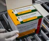 Equipes do SUS começam a receber vacina contra a dengue