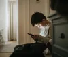 Finalmente, a lei impõe proteção a crianças e jovens no ambiente virtual