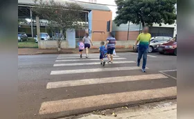 Após atropelamentos, rua de escola terá mão única