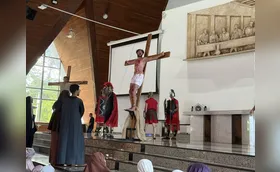 Encenação da Paixão de Cristo emociona público na Catedral