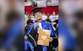 Formatura com reconhecimento especial celebra dedicação