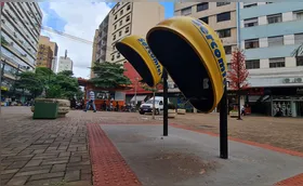 Lá se vai um símbolo do século das comunicações: o orelhão