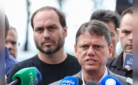 Tarcísio de Freitas visita Bolsonaro e declara apoio a Flávio