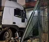 Carreta destrói muro e assusta moradores de prédio em Londrina