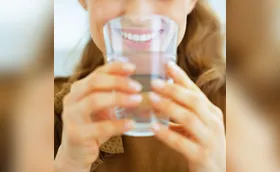 Beber pouca água pode prejudicar a saúde dos dentes?