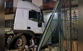 Carreta destrói muro e assusta moradores de prédio em Londrina