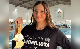 Estudante de Psicologia é sucesso na natação