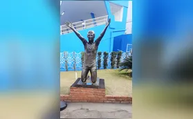 Imagem ilustrativa da imagem Ídolo Garcia saúda a torcida na entrada do LEC