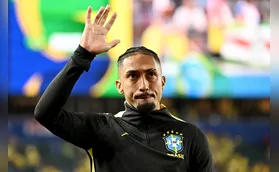 Raphinha se pronuncia sobre lesão e recebe apoio de companheiros