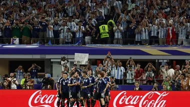 Jogadores argentinos comemoram gol de Messi contra a Jordânia