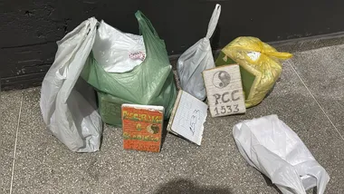Policiais encontraram e apreenderam drogas, armas e dinheiro em diversos municípios paranaenses