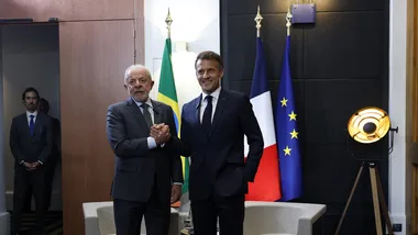 O presidente brasileiro Luiz Inácio Lula da Silva (L) e o presidente francês Emmanuel Macron se encontram no G7, na Suíça (Photo by Yoan VALAT / POOL / AFP)