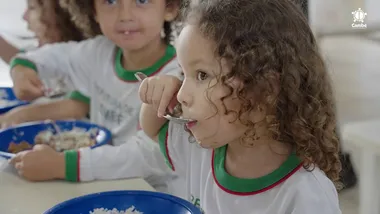 A introdução do peixe na alimentação foi ampliada em 2026 para os Centros Municipais de Educação Infantil (CMEIs), num processo realizado de forma gradual e planejado