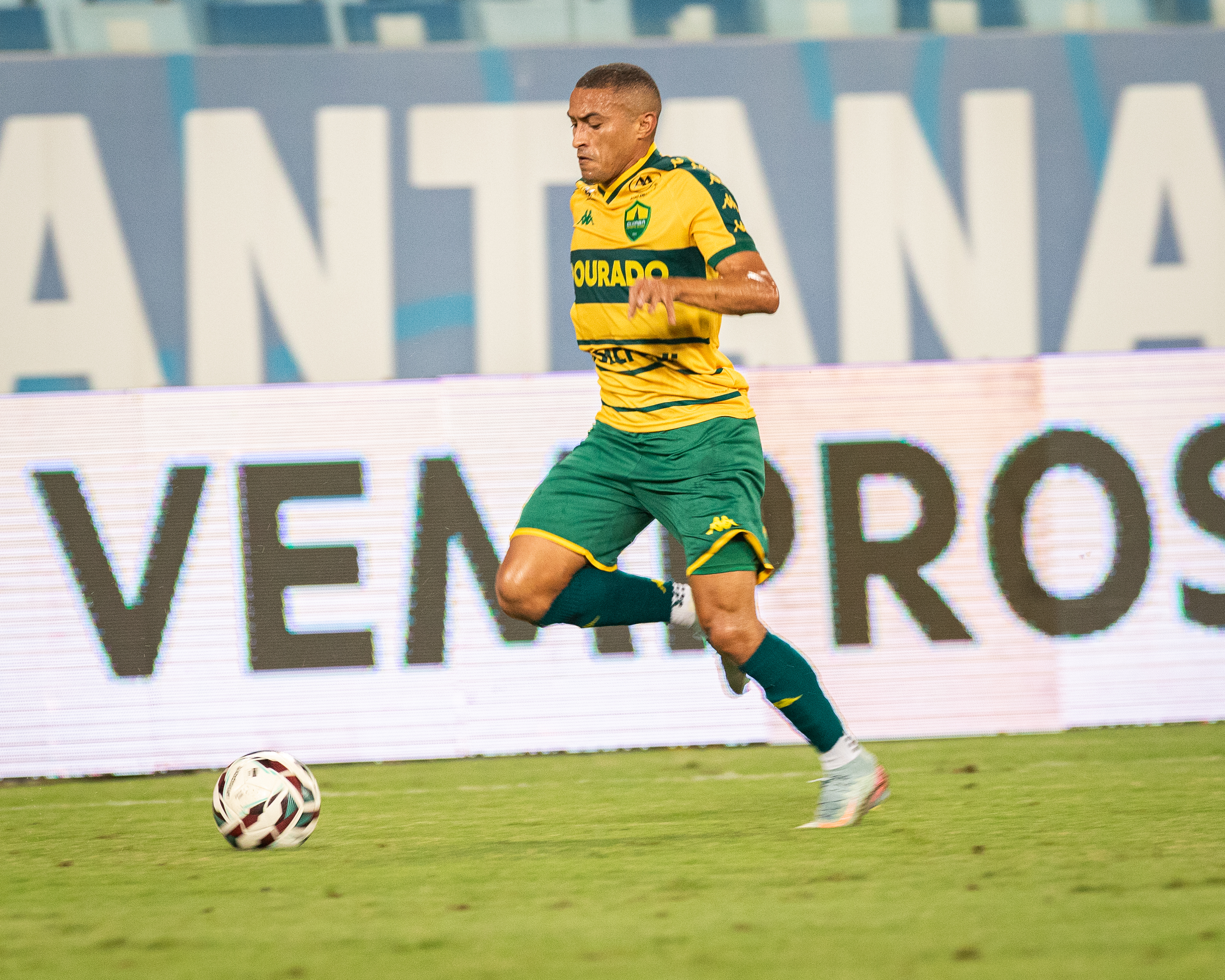 Londrina acerta com o lateral Nino Paraíba