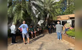 Dezenas de pessoas acompanham situação com reféns na zona sul de Londrina
