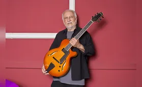 No palco, um ícone vivo da Bossa Nova