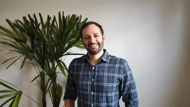 Meu conselho é: experimente tudo aquilo que não te faz mal”, afirma jornalista e divulgador científico Iberê Thenório