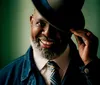 Péricles lança o álbum 'Camuflagem'