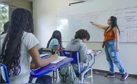 Imagem ilustrativa da imagem Flávio quer escolas militares; Lula propõe ampliar educação integral