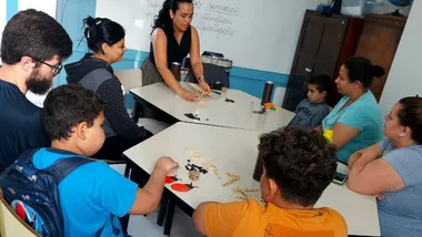 A professora Gesiane Medeiros de Andrade, da E.M. Salim Aboriham, com seus alunos: projeto para facilitar aprendizagem da matemática amplia possibilidades de acesso à multiplicação