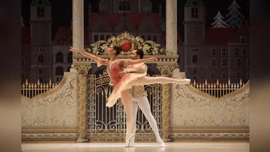 Cenas de “O Quebra-Nozes”, da Escola Municipal de Dança.
