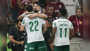 Palmeiras' Argentine forward #42 Jose Manuel Lopez (C) celebrates scoring his team's first goal with Uruguayan defender #22 Joaquin Piquerez and Colombian midfielder #11 Jhon Arias during the Copa Libertadores semifinal first leg football match between Brazil's Fluminense and Palmeiras at the Maracana stadium in Rio de Janeiro, Brazil, on October 14, 2026. (Photo by MAURO PIMENTEL / AFP)