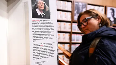 Leitora observa livro de Anne Carson: poeta tem uma obra considerada audaciosa