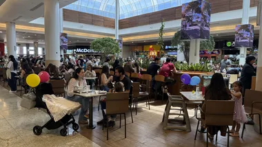 Clientes fazem fila aguardando mesa livre em praça de alimentação de shopping de Londrina, neste sábado (17)