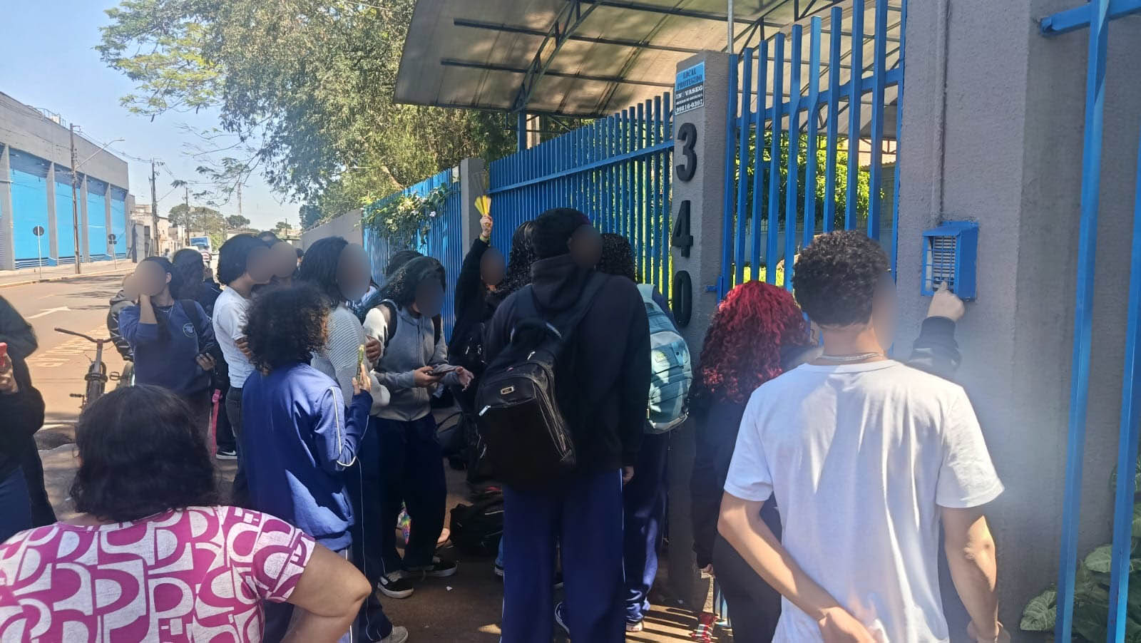 Alunos protestam contra câmeras ‘espiãs’ em banheiro de colégio