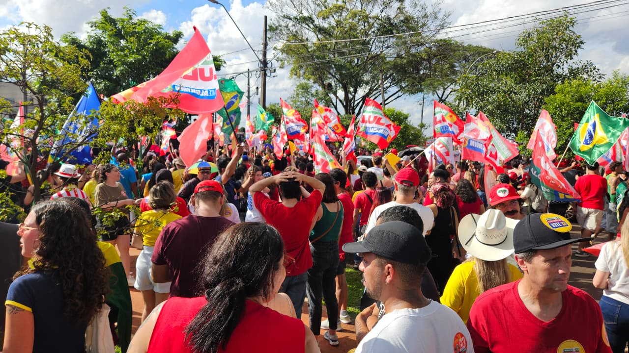 Apoiadores de Lula fecham campanha com ato na Saul Elkind