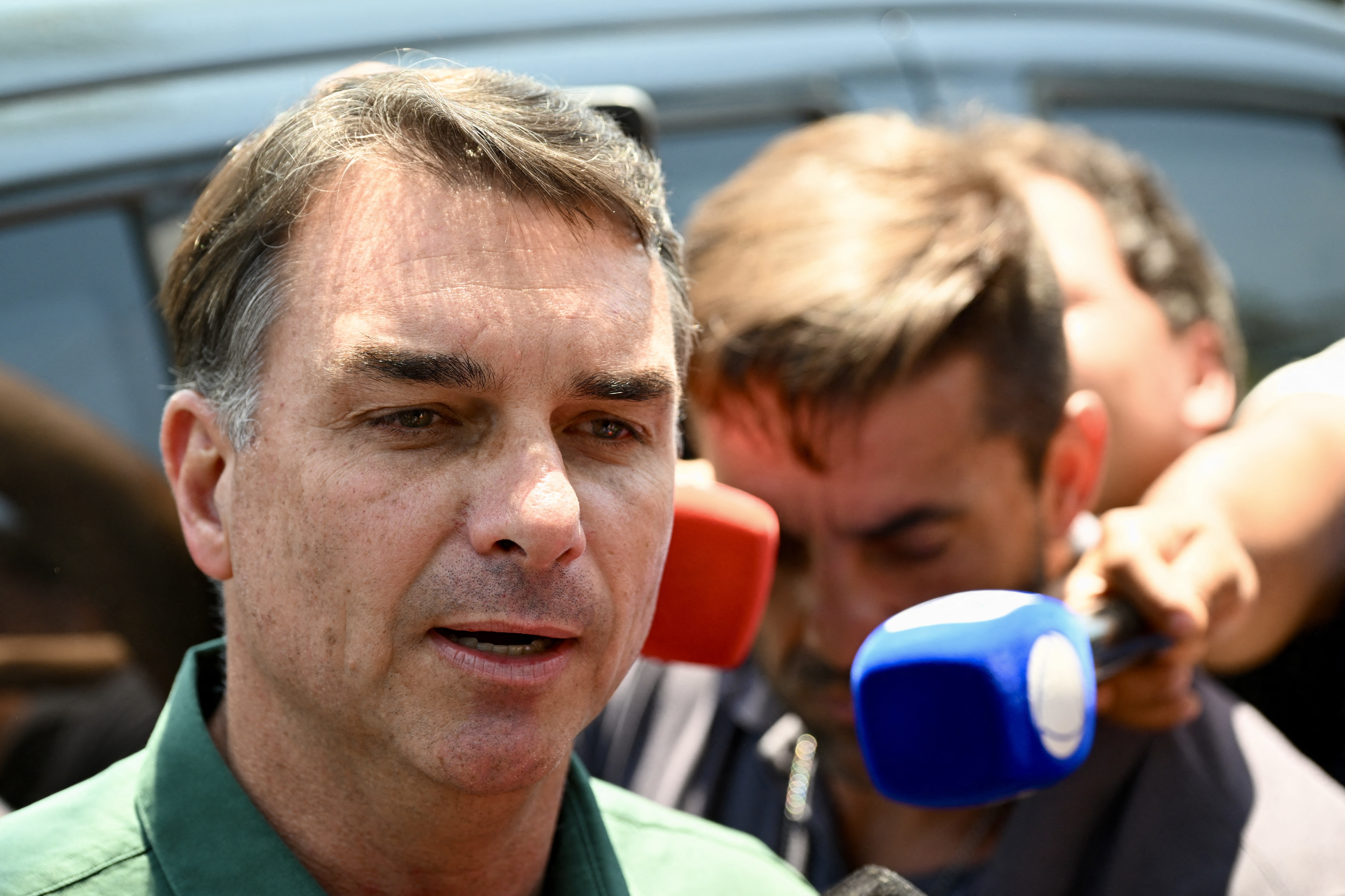 Às vésperas de votação, Flávio Bolsonaro recua e declara apoio ao fim da escala 6x1