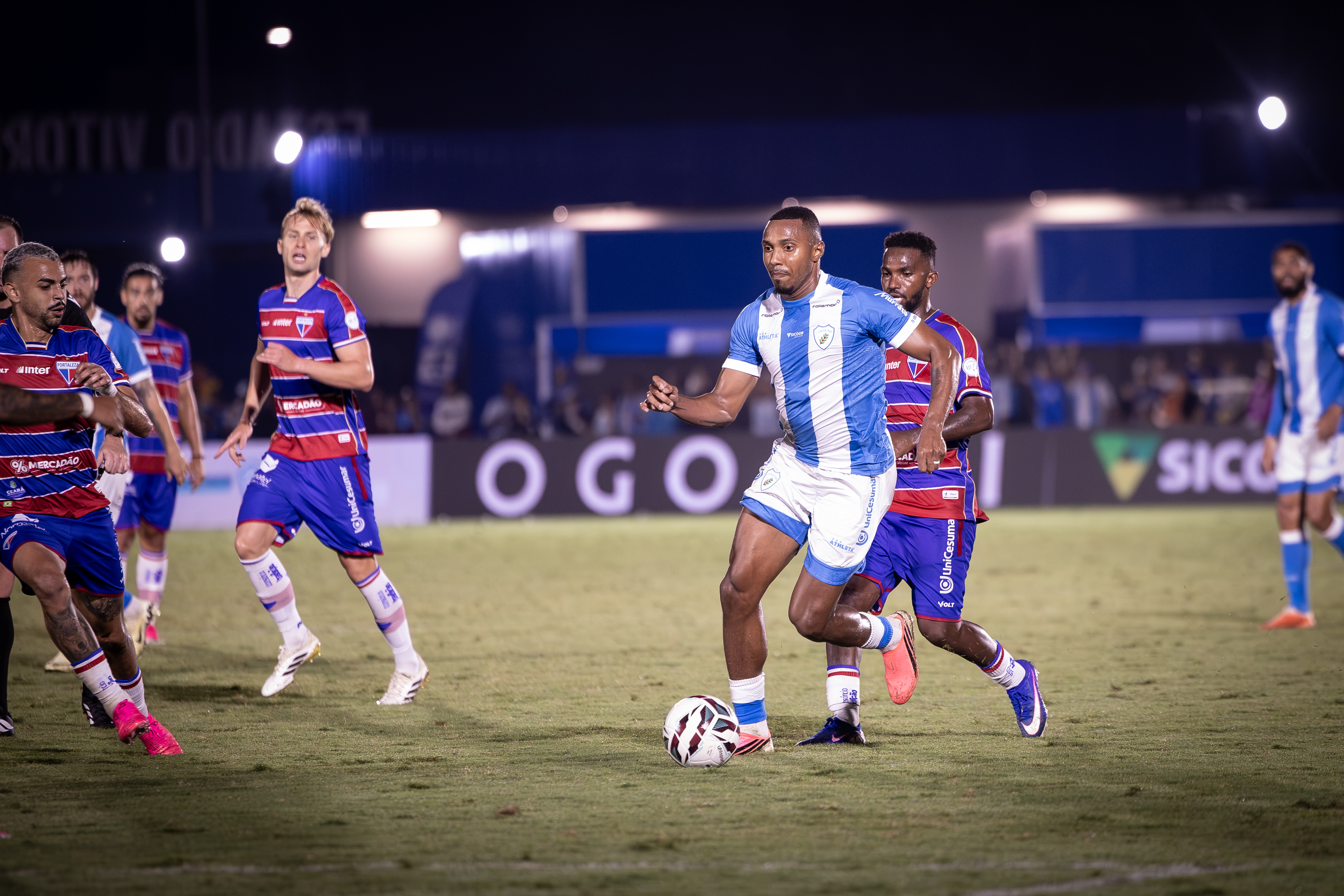 Atacante do Londrina se revolta com gol anulado: "Linha torta"