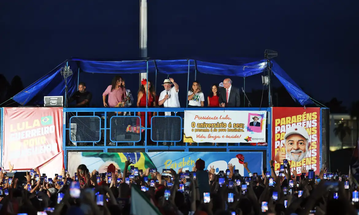 'Ato vergonhoso', diz Lula sobre fuga de Flávio Bolsonaro