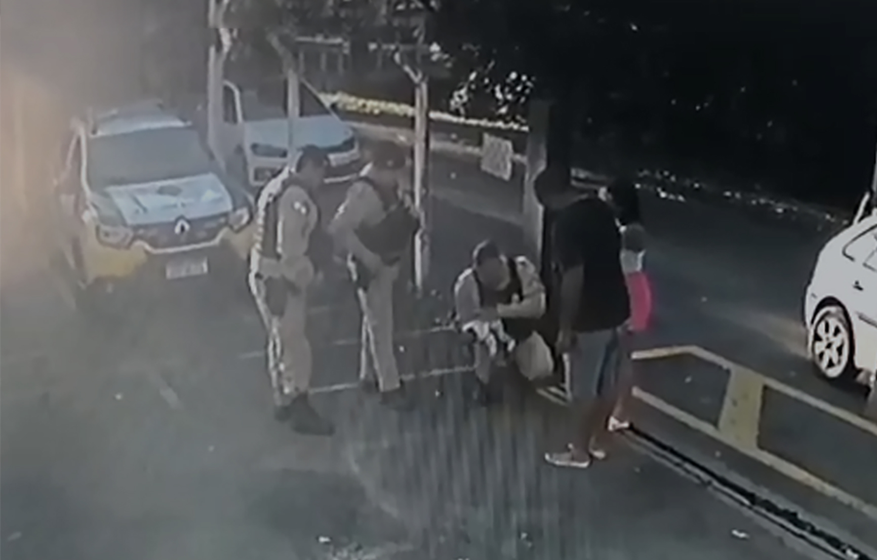 Bebê de 30 dias engasga com leite e é salvo por policial militar