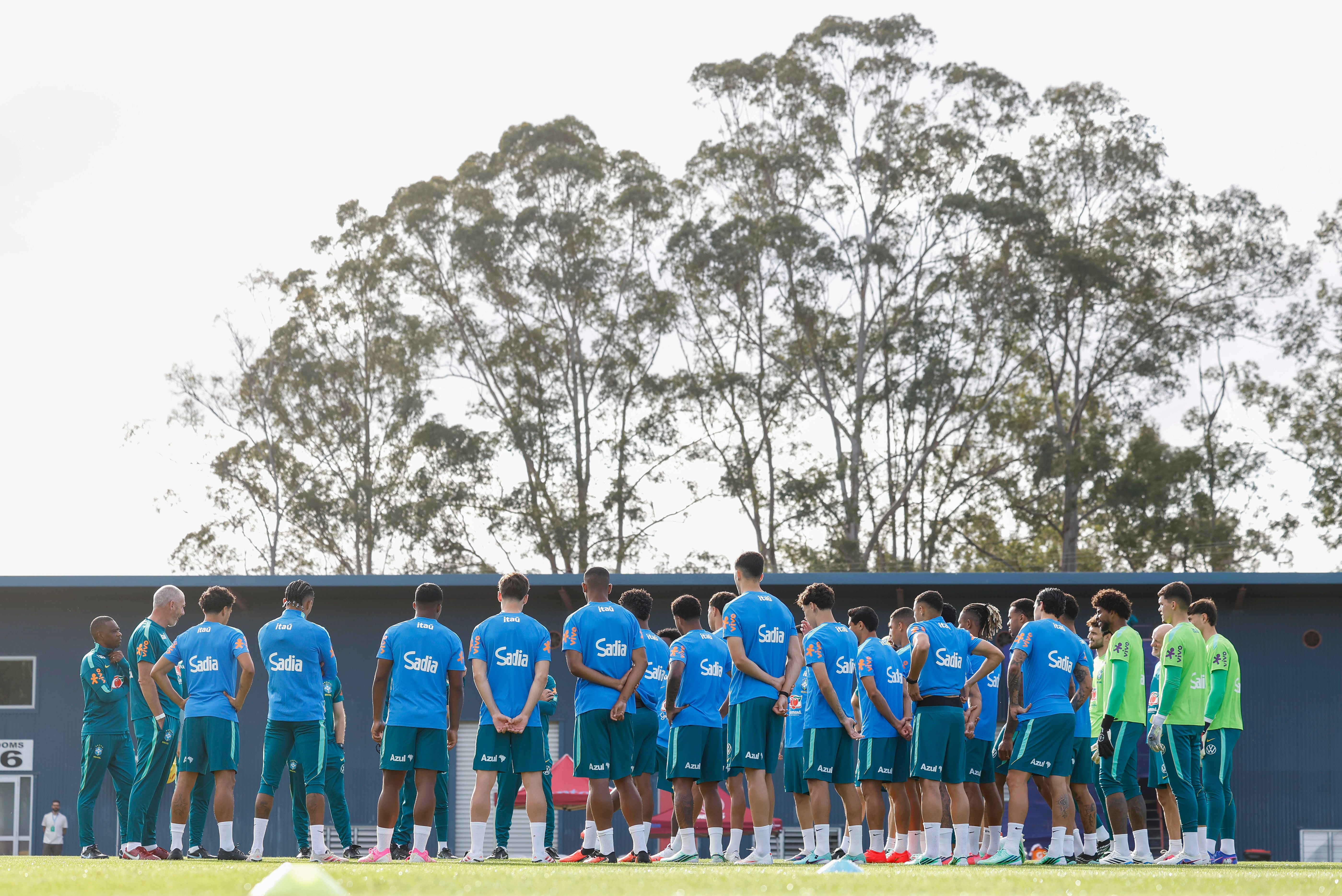 Brasil volta a campo após a Copa em duelo com a Austrália